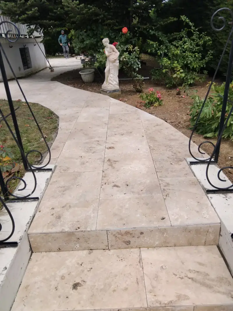 Allée de jardin courbe et marches en dalles de travertin