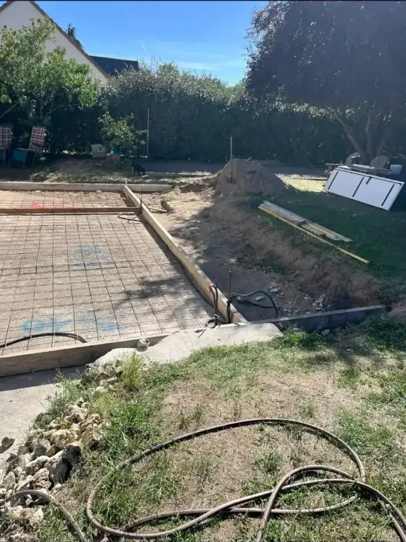 Préparation d'une dalle béton : coffrage bois, treillis soudé et fouilles terrassées