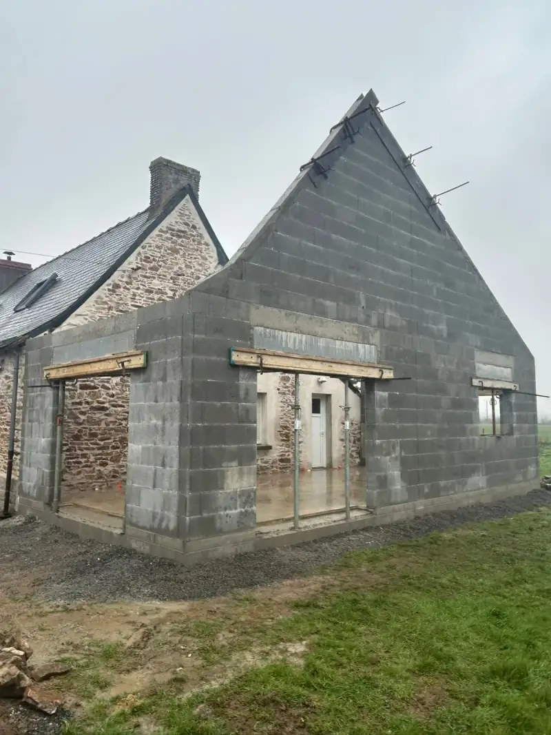 Extension de maison en parpaing accolée à une maison en pierre : gros œuvre avec pignon, linteaux et dalle