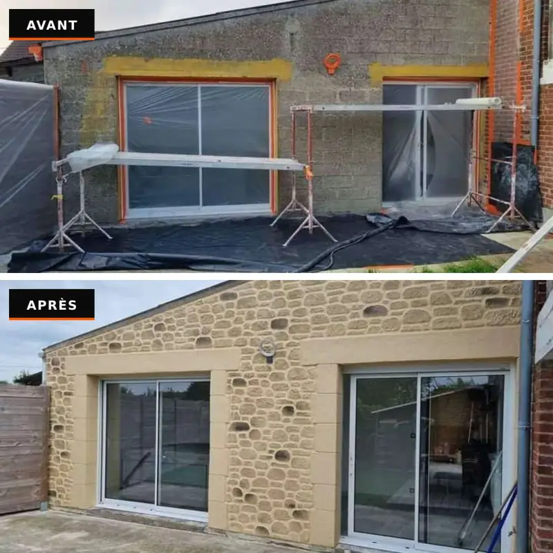 Avant / après d'une façade en parpaing avec deux baies vitrées, transformée en enduit décor pierre