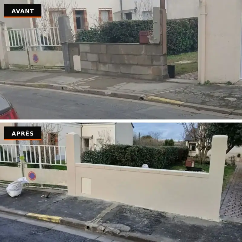 Avant / après d'un mur de clôture sur rue : parpaing brut puis mur enduit avec piliers et chaperons