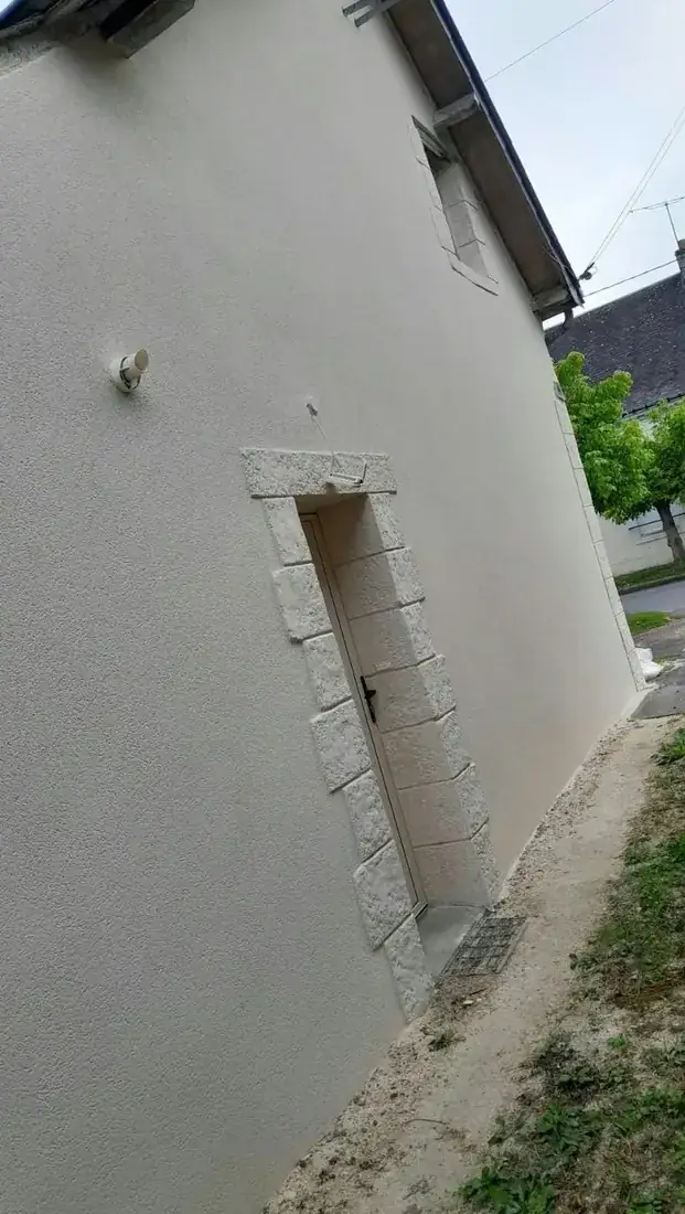 Pignon enduit avec encadrement de porte en décor pierre