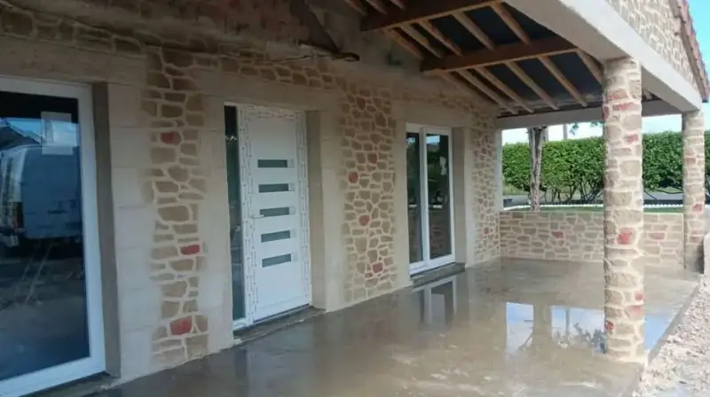 Façade et poteaux de préau en enduit décor pierre avec pierres colorées