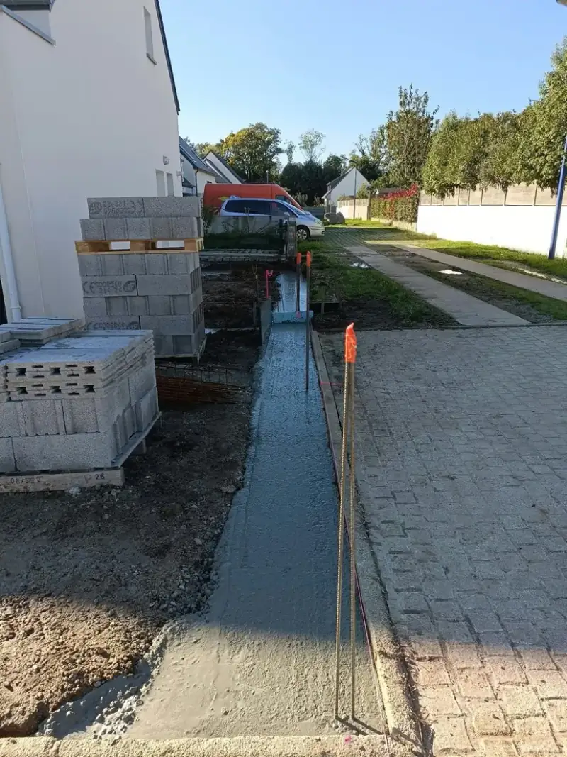Semelle filante en béton coulée avec attentes pour un muret